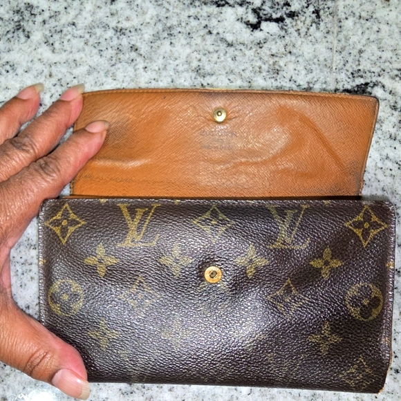 Louis Vuitton Wallet - Picture 3 of 11